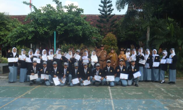 SMAN 1 Cluring Berikan Penghargaan bagi Siswa Berprestasi